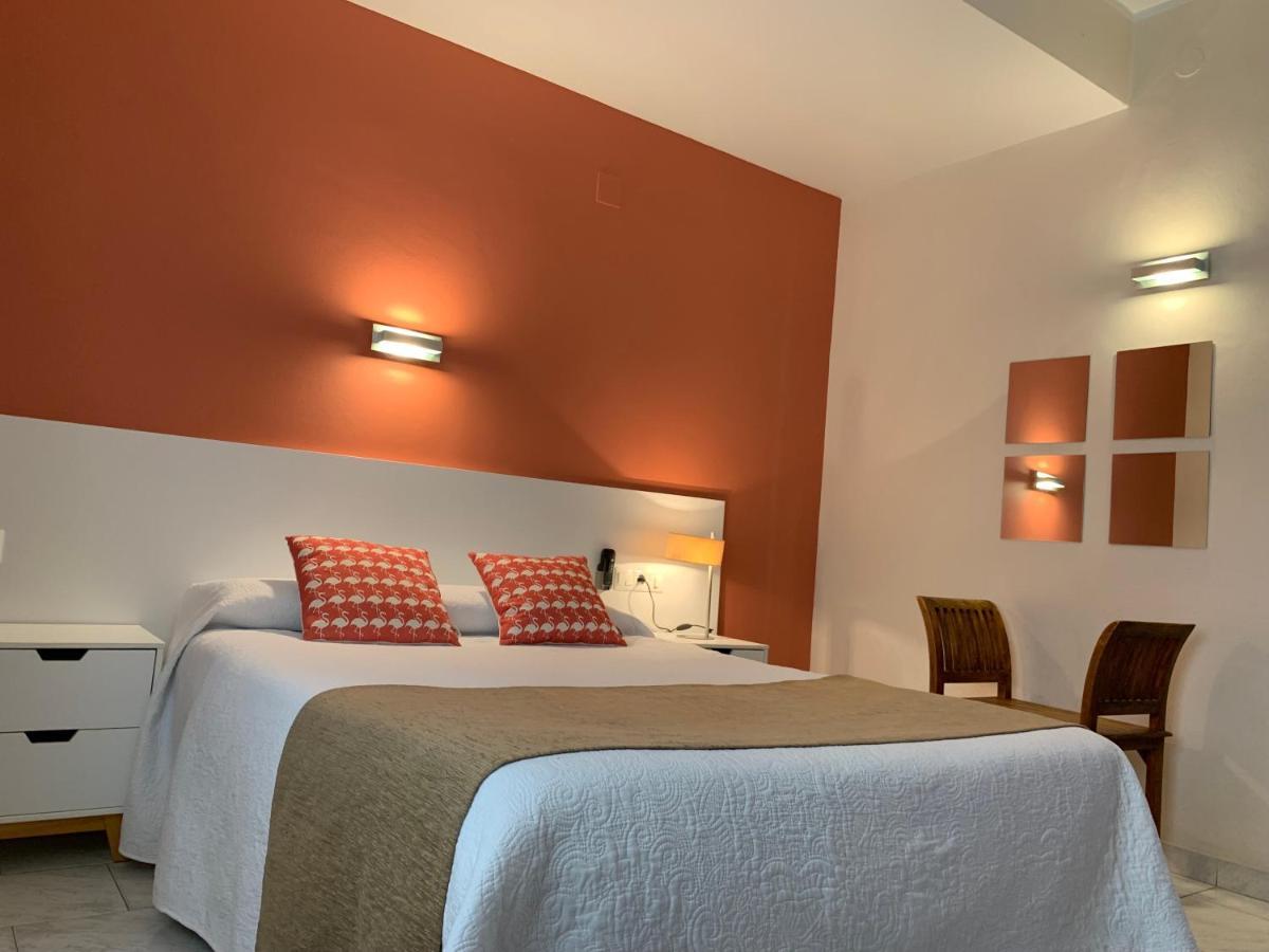 Hotel Restaurant Llansola Sant Carlos de la Ràpita Esterno foto