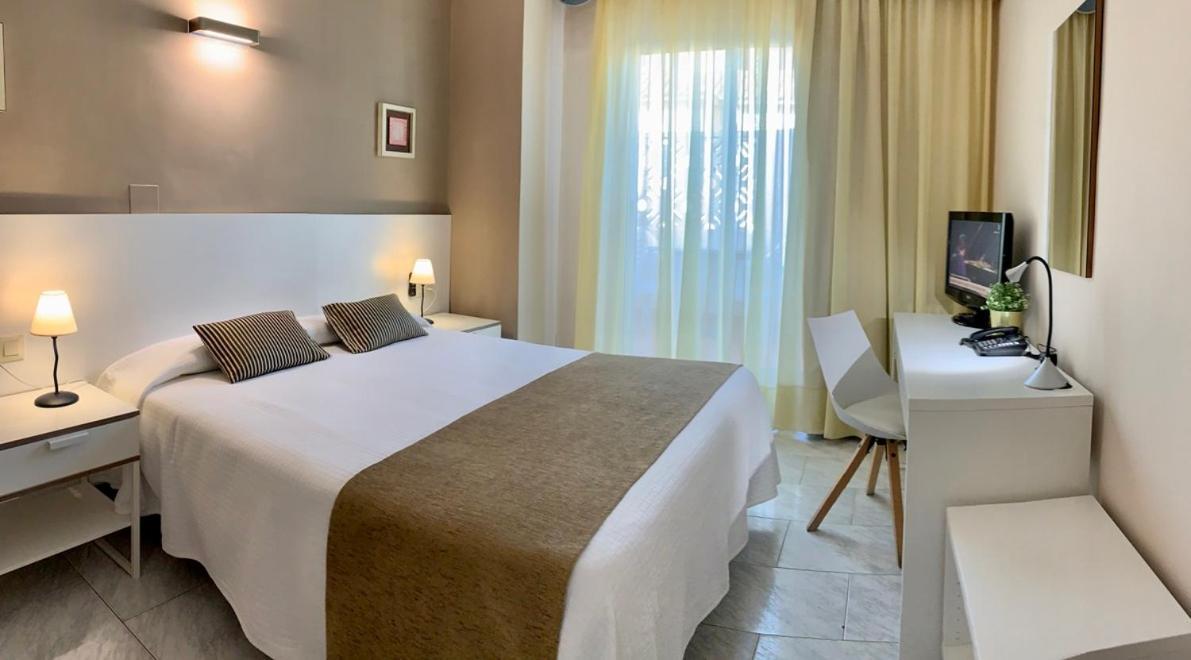 Hotel Restaurant Llansola Sant Carlos de la Ràpita Esterno foto