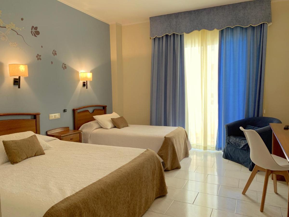 Hotel Restaurant Llansola Sant Carlos de la Ràpita Esterno foto
